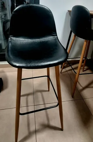 Mesa alta tipo barra con 2 taburetes