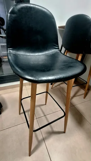 Mesa alta tipo barra con 2 taburetes