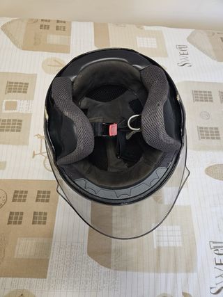 Casco de moto negro con visera