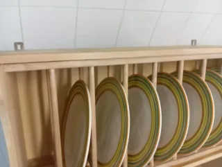 Estantería de madera para platos