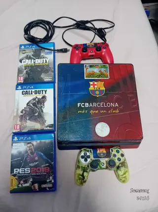 PS4 (PlayStation 4) con juegos y mandos