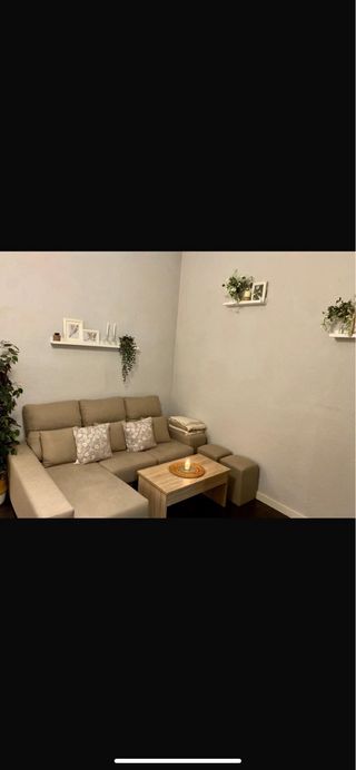 Sofá chaise longue con arcón y pufs