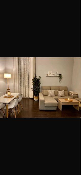 Sofá chaise longue con arcón y pufs