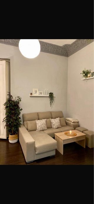 Sofá chaise longue con arcón y pufs