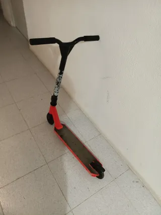 Patinete infantil rojo y negro