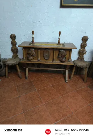 Mueble de madera tallada