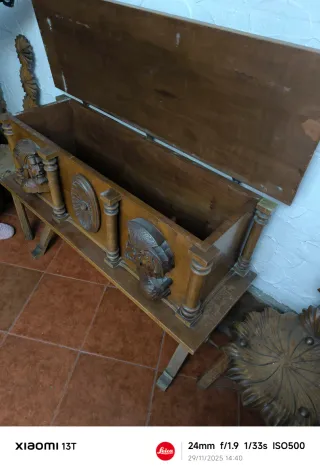 Mueble de madera tallada