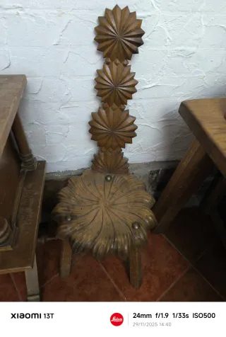 Mueble de madera tallada