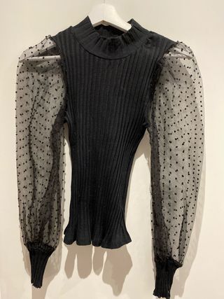 Blusa negra con mangas de tul.