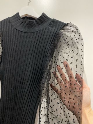 Blusa negra con mangas de tul.