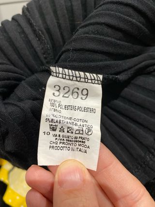 Blusa negra con mangas de tul.