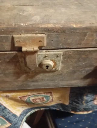 Maleta de madera antigua