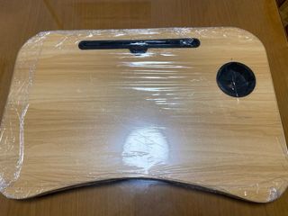 Mesa auxiliar de madera y plástico para ordenador