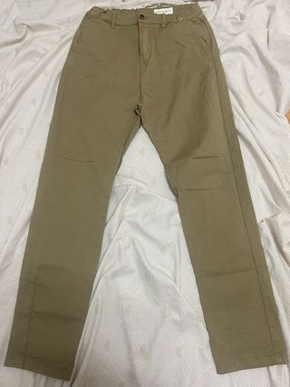 Pantalón chino color caqui