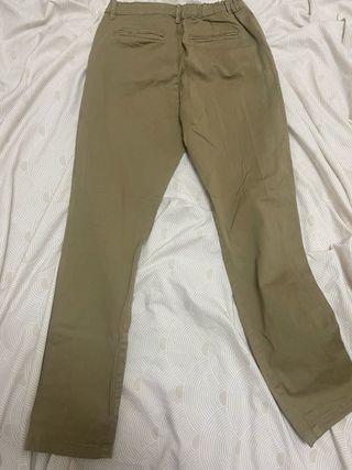 Pantalón chino color caqui