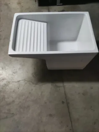 Pila de lavar blanca