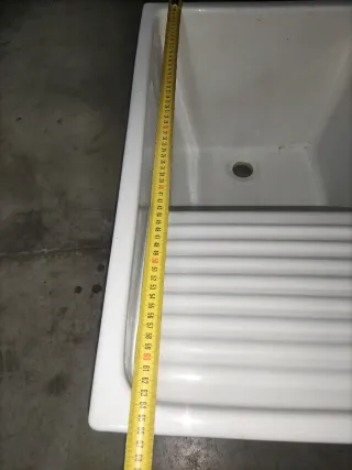 Pila de lavar blanca