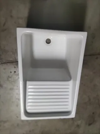 Pila de lavar blanca