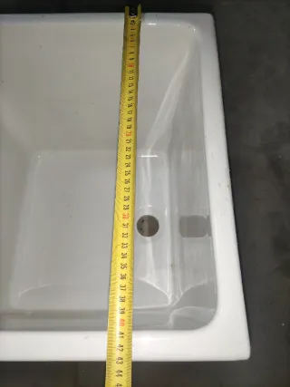 Pila de lavar blanca