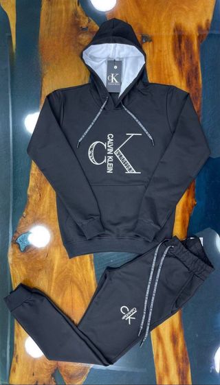 Conjunto Hoodie y Pantalón