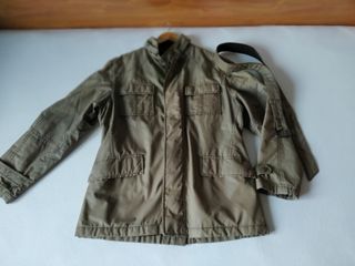 Chaquetón caqui con bolsillos