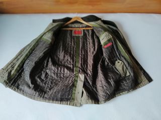 Chaquetón caqui con bolsillos