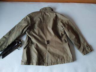 Chaquetón caqui con bolsillos