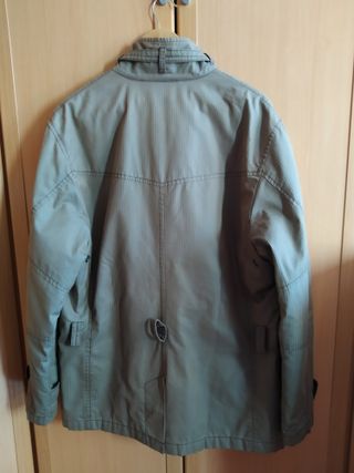 Chaquetón caqui con bolsillos