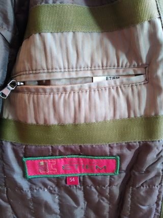 Chaquetón caqui con bolsillos