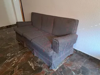 Sofá de tela gris y rojo