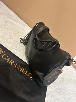 Bolso de piel de la marca Caramelo