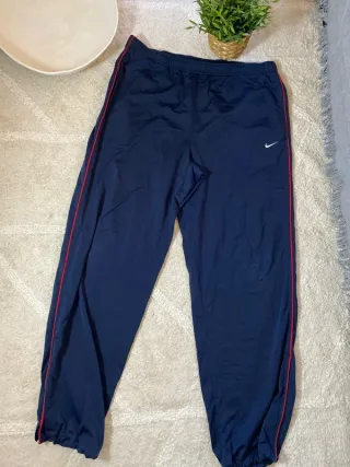 Pantalón de chándal Nike azul marino con detalles