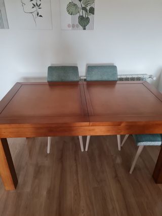 Mesa de comedor de madera