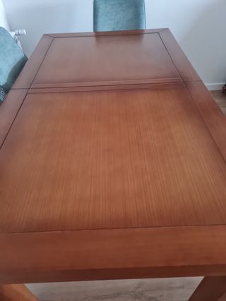Mesa de comedor de madera