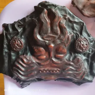 Máscara cuero repujado celta