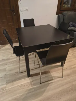 Mueble TV Wengue y mesa comedor con sillas