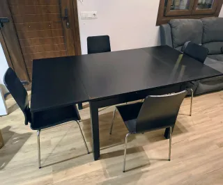 Mueble TV Wengue y mesa comedor con sillas