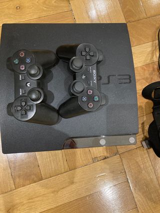 Console PS3 con 2 controller e Gran Turismo 5 e FIFA