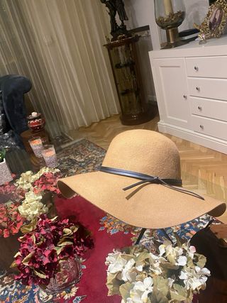 Sombrero de lana color camel .