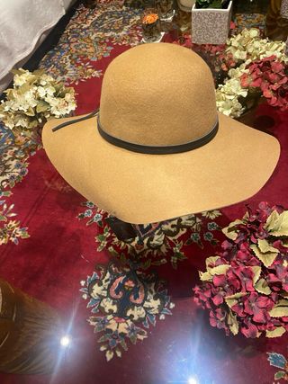 Sombrero de lana color camel .