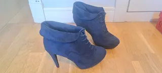 Botines azules de tacón