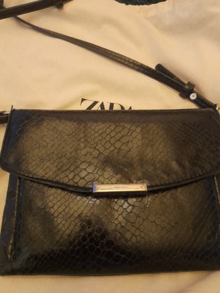 Bolso Parfois negro efecto piel serpiente