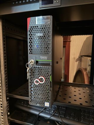 Server Fujitsu PRIMERGY TX1320 M4