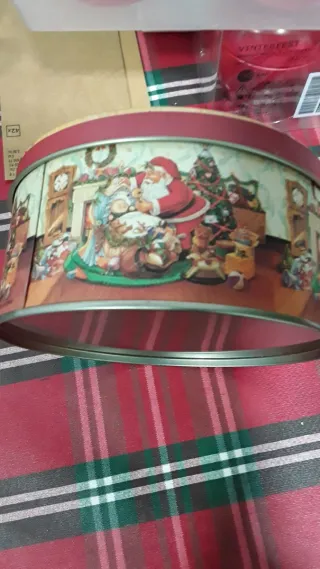 Caja de latón decorada Navidad,diámetro 14 cm.