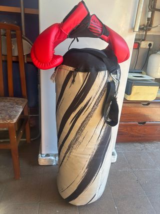Saco de boxeo y guantes rojos