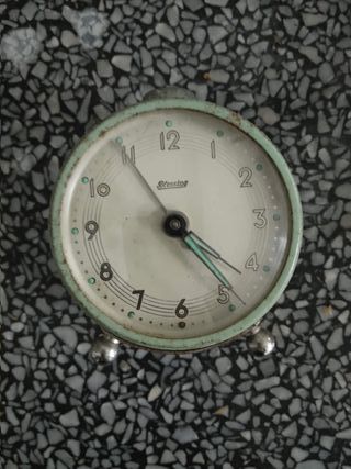 Reloj de cuerda metálico