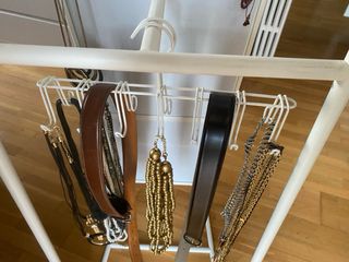 Specchio da terra bianco con appendiabiti