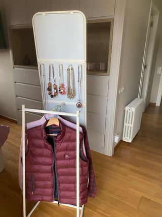 Specchio da terra bianco con appendiabiti