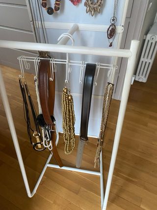 Specchio da terra bianco con appendiabiti