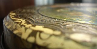 Caixa antiga decorada com figuras históricas